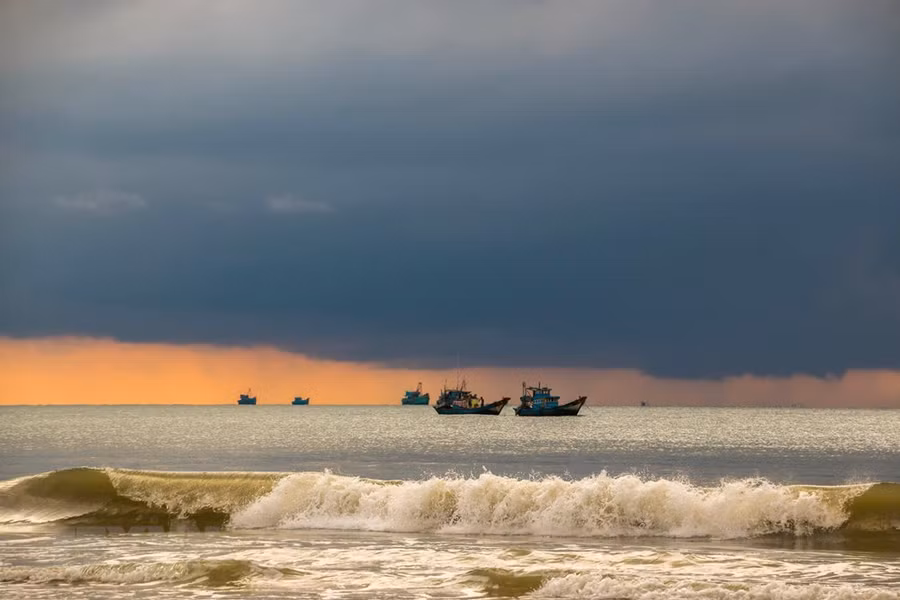  Bình minh trên Bãi Sau, biển Vũng Tàu. (Ảnh: Duy Khương/TTXVN)