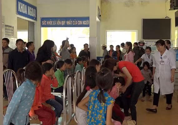 Nhiều học sinh Trường PTDTBT Tiểu học Xín Cái nghị bị ngộ độc thực phẩm được đưa ra Bệnh viện Đa khoa huyện Mèo Vạc. Ảnh: Hà Giang Online