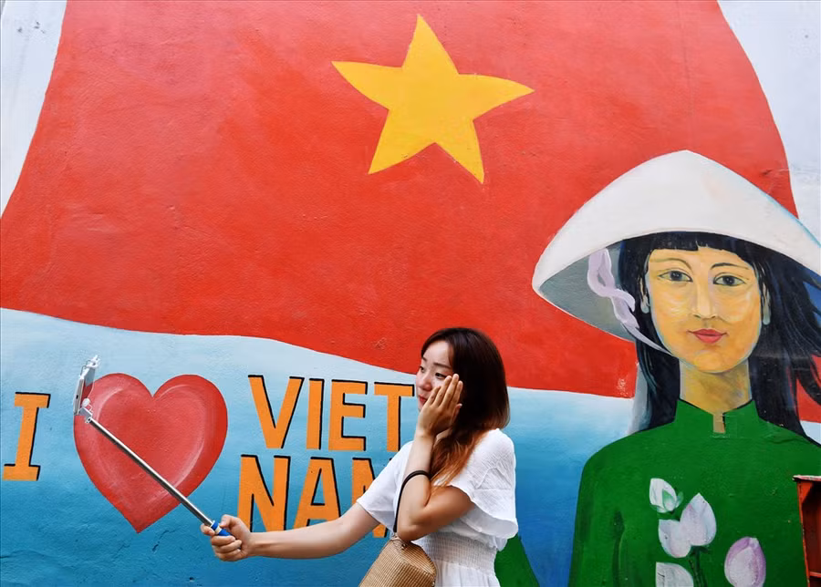  Một du khách Hàn Quốc “seo phi” ngay ở đầu làng.