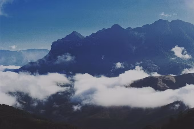 Đường lên Mường Lống chìm trong mây trắng