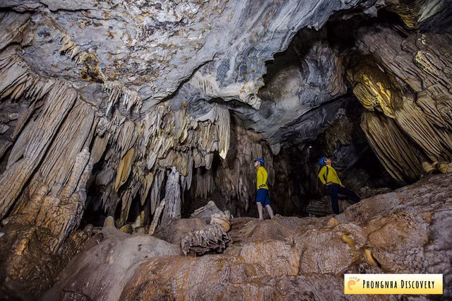 Những hình ảnh bên trong hang Vòm.