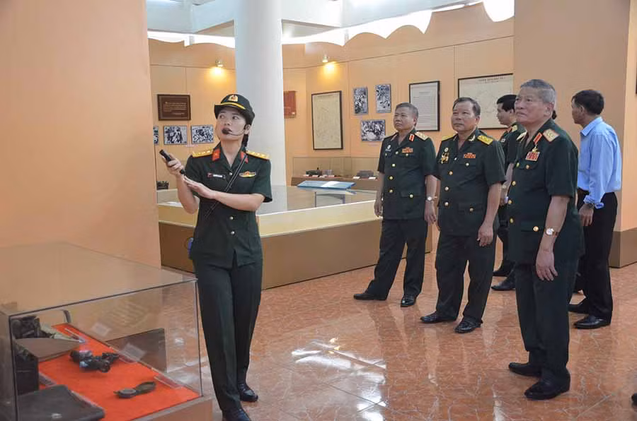 Trung tướng Tiêu Văn Mẫn thăm Bảo tàng Quân đoàn 3. Ảnh: Vĩnh Hoàng