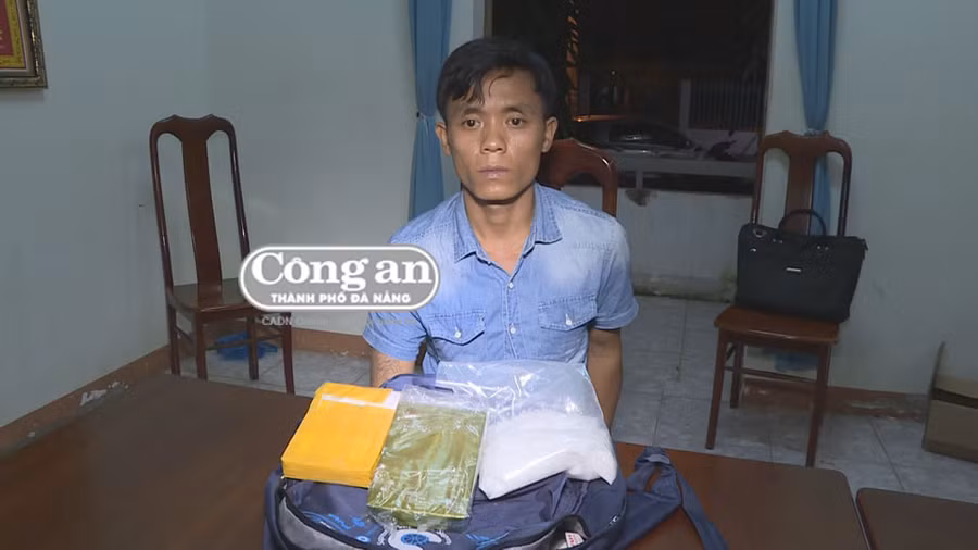 Trần Ngọc Minh cùng tang vật ma túy.