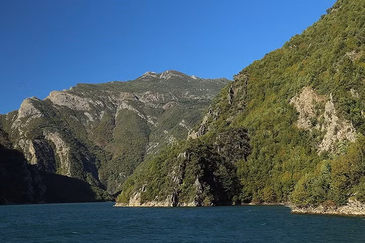  Đến thị trấn Komani, Albania, du khách sẽ ngất ngây với vẻ đẹp hùng vĩ của hồ Komani.