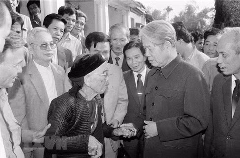 Tổng Bí thư Đỗ Mười nói chuyện thân mật với nhân dân xã Lê Lợi, huyện Thường Tín (Hà Tây cũ), ngày 1/11/1992. (Ảnh: Xuân Lâm/TTXVN)