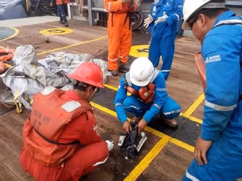 Lực lượng cứu hộ Indonesia tìm thấy các mảnh vỡ được cho từ chiếc máy bay Boeing 737 vừa bị rơi vào sáng 29/10. 