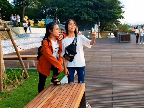 Các bạn trẻ hào hứng chụp ảnh 