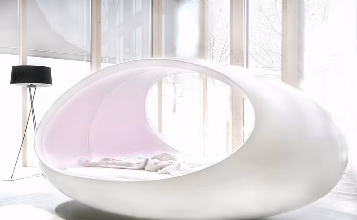 Chiếc giường hình quả trứng của công ty Lomme lắp một cái đèn và một máy nghe nhạc giúp người sử dụng ngủ nhanh hơn. Nhà sản xuất hứa hẹn mỗi người sẽ có thêm nhiều năng lượng sau khi ngủ trên chiếc giường này. Chiếc giường hình quả trứng của công ty Lomme lắp một cái đèn và một máy nghe nhạc giúp người sử dụng ngủ nhanh hơn. Nhà sản xuất hứa hẹn mỗi người sẽ có thêm nhiều năng lượng sau khi ngủ trên chiếc giường này.