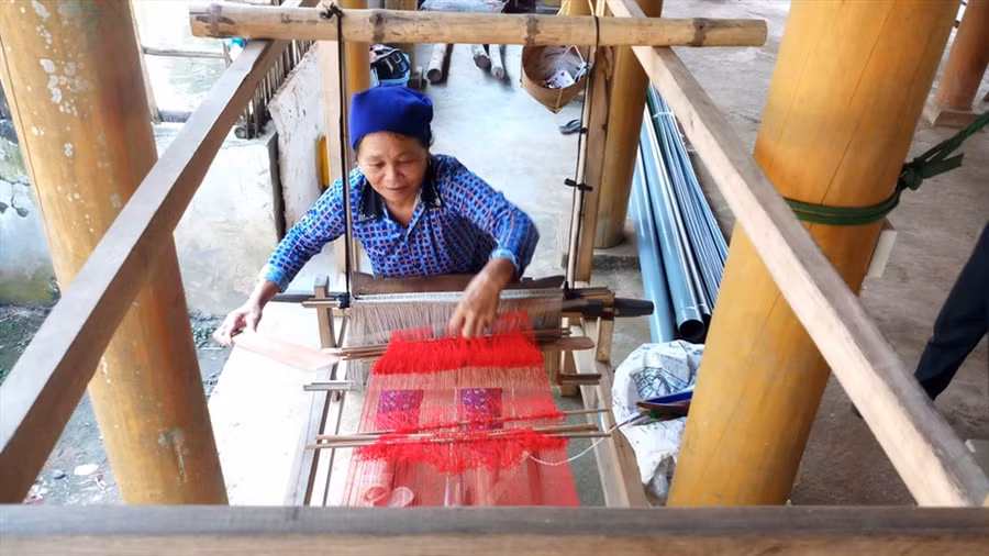 Chứng kiến cảnh các mẹ, các chị ngồi dệt thổ cẩm hết sức công phu.