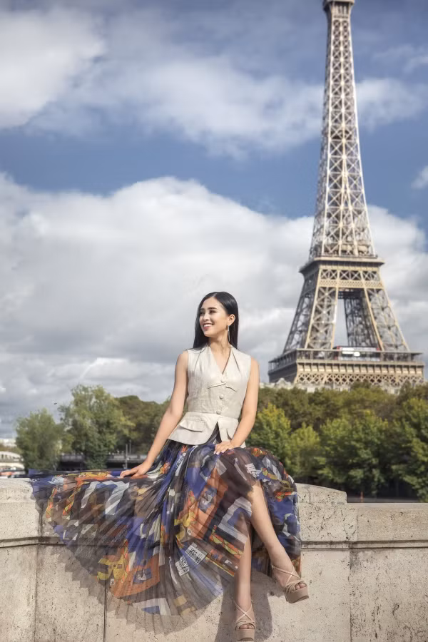 Tiểu Vy diện trang phục của nhà thiết kế Lê Thanh Hòa và tạo dáng bên cạnh tháp Eiffel. Tiểu Vy diện trang phục của nhà thiết kế Lê Thanh Hòa và tạo dáng bên cạnh tháp Eiffel.