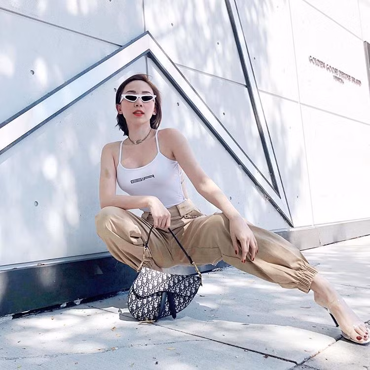 Gần đây, ca sĩ Tóc Tiên thường xuyên đăng ảnh bên mẫu túi yên ngựa 