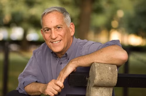 Walter Isaacson sinh năm 1952, là tác giả và nhà báo người Mỹ.