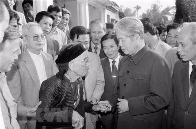  Tổng Bí thư Đỗ Mười nói chuyện thân mật với nhân dân xã Lê Lợi, huyện Thường Tín (Hà Tây cũ), ngày 1/11/1992. (Ảnh: Xuân Lâm/TTXVN)