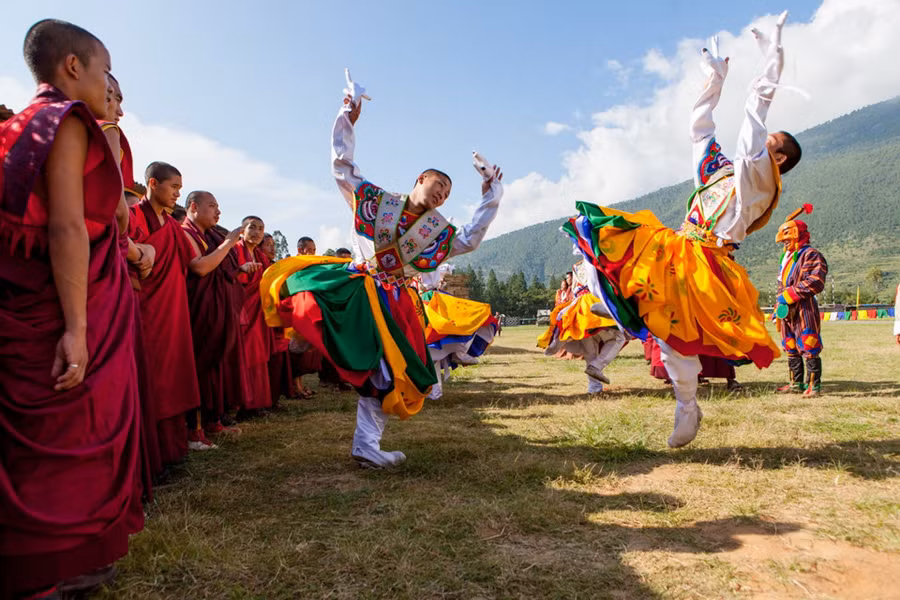 Đặc biệt, trong chuyến khởi hành ngày 14/12, dịp Quốc khánh của Bhutan, du khách còn được tham dự buổi lễ cầu may của hơn 60 nữ tu sĩ với mong muốn mang lại may mắn, bình an và tài lộc trong suốt hành trình cũng như cả năm mới sắp đến.
