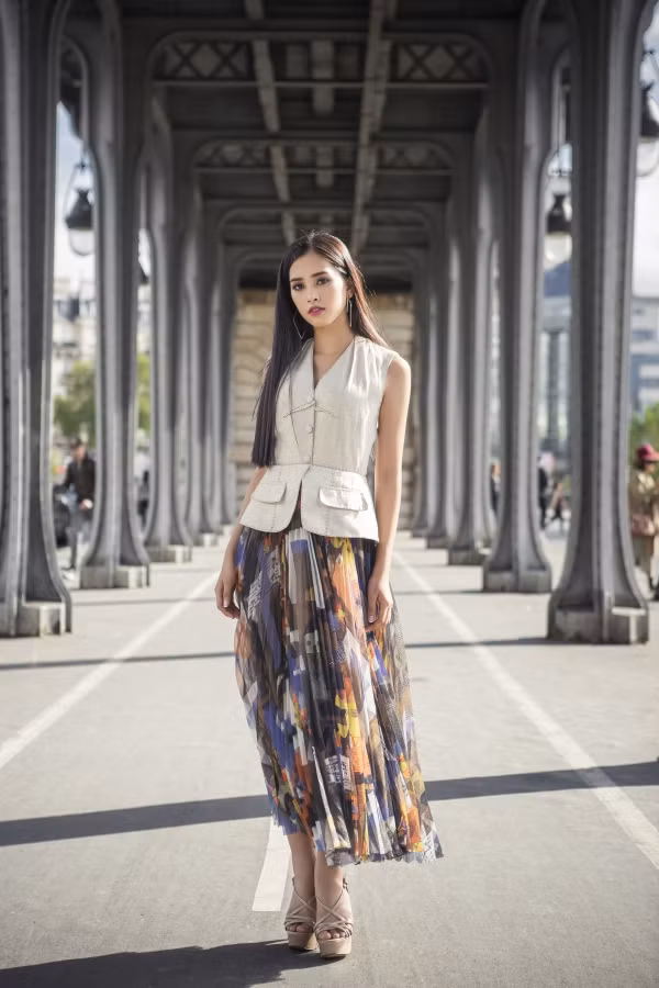 Hoa hậu Việt Nam 2018 khoe nhan sắc trên đường phố Paris. Cô có gương mặt khả ái, hiện đại. Hoa hậu Việt Nam 2018 khoe nhan sắc trên đường phố Paris. Cô có gương mặt khả ái, hiện đại.