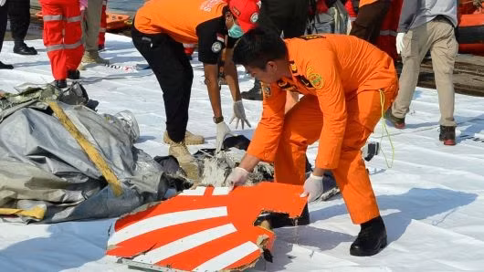 Đội cứu hộ trục vớt mảnh vỡ in logo hãng Lion Air tại cảng Tanjung Priok, Jakarta. Ảnh: Reuters