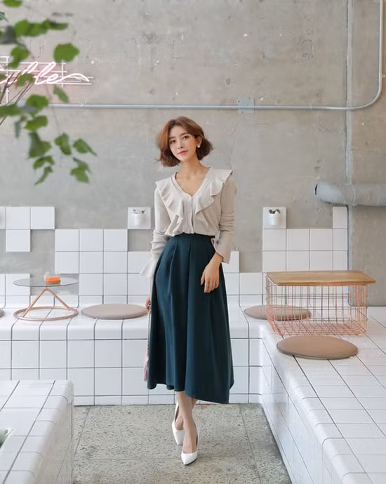 Dáng váy xòe ảnh hưởng từ phong cách cổ điển là trang phục được ưa chuộng nhất. Trang phục này thường được kết hợp với các kiểu áo blouse để tăng nét điệu đà cho phái đẹp.