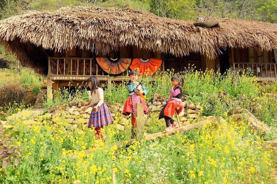 Ngồi nhà homestay của cô chủ Sùng Y Múa.