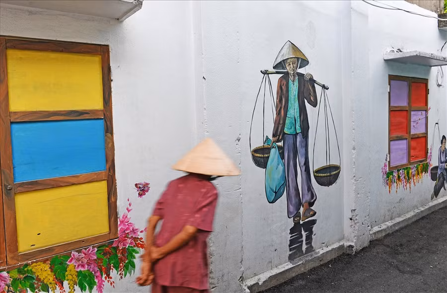 Hình ảnh người đàn bà bán hàng rong với chiếc nón đồng quê từ bao đời nay thân thương và gần gũi.