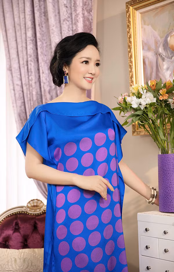 Hoa hậu đền Hùng Giáng My vừa thực hiện bộ ảnh thời trang với phong cách thanh lịch, nữ tính. 'Người đẹp không tuổi' biến hoá linh hoạt trong 6 thiết kế sắc màu, phom dáng kín đáo.