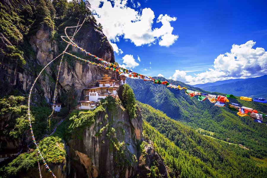 Trong hành trình đến với Bhutan mới mẻ, du khách sẽ được trải nghiệm những điểm đặc sắc về một miền đất được coi như “kinh đô trên mây”, bằng hành trình kết hợp giữa đi xe và đi bộ sâu vào làng mạc hẻo lánh, thăm những ngôi đền cổ kính cùng tu viện nằm sâu trên núi cao. Bạn có thể cảm nhận được vẻ thanh bình cũng như cuộc sống khác biệt của người dân Bhutan với những miền đất khác.