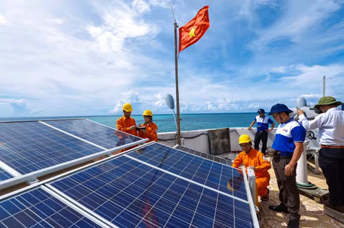 EVN khảo sát năng lượng mặt trời tại Trường Sa. Ảnh: Ngọc Hà