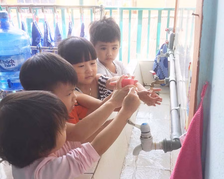  Học sinh Trường Mầm non Hoa Hồng rửa tay bằng xà phòng để phòng bệnh tay chân miệng. Ảnh: N.T
