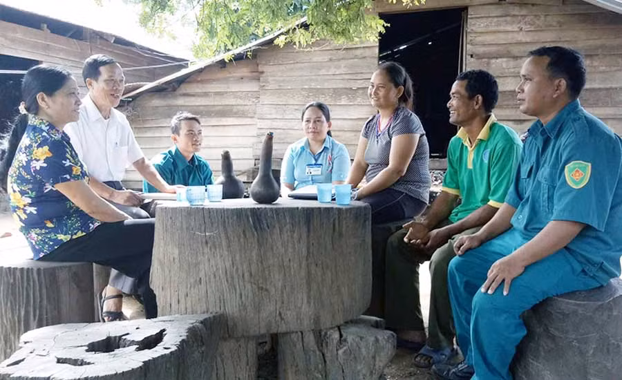  Các lực lượng phối hợp tuyên truyền cho người dân trên địa bàn. Ảnh: Phương Dung