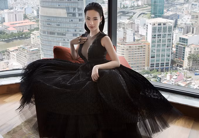  Angela Phương Trinh không ngừng biến hoá phong cách thời trang. Lần này, cô thể hiện vẻ đẹp kiêu sa trong những thiết kế mới của Nguyễn Công Trí.