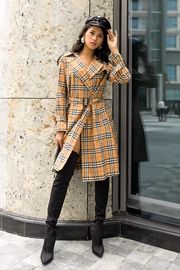 Thu Đông là thời điểm thích hợp diện trench coat bởi chiếc áo khoác dáng dài này giúp các cô gái vừa giữ ấm cơ thể vừa trông sành điệu. Phom dáng cơ bản, màu sắc trung tính và họa tiết checked là gợi ý dành cho cô nàng yêu thích sự trang nhã, thanh lịch.