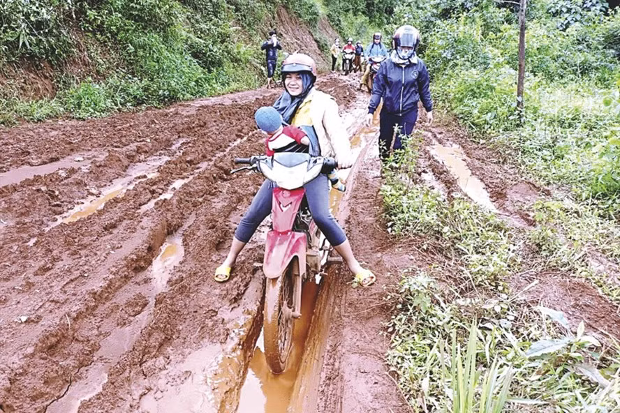 Vượt khó khăn, giáo viên tại các tỉnh Tây Nguyên vẫn kiên trì bám bản, bám trường để dạy chữ cho trẻ em.