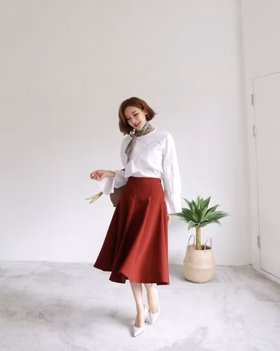 Ngoài vải kaki, các chất liệu lụa nhân tạo, vải bố, vải tweed cũng được chọn lựa để thiết kế các dáng váy xòe xinh xắn.
