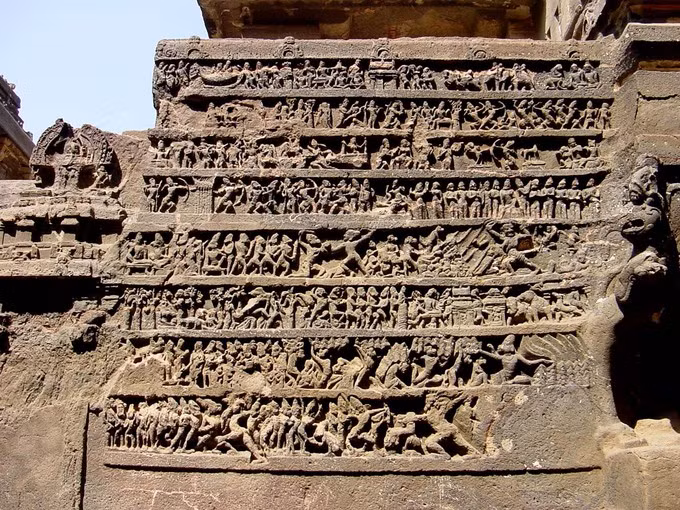  Tấm bảng khắc bài sử thi Ramayana cổ đại của Ấn Độ trong Kailasa. Nội dung sử thi kể lại cuộc đấu tranh của hoàng tử Rama để cứu vợ Sita từ vua quỷ Ravana. Ước tính vẫn còn khoảng 32 triệu chi tiết chạm khắc tiếng Phạn tại đây vẫn chưa được dịch. Ảnh: BoredPanda.