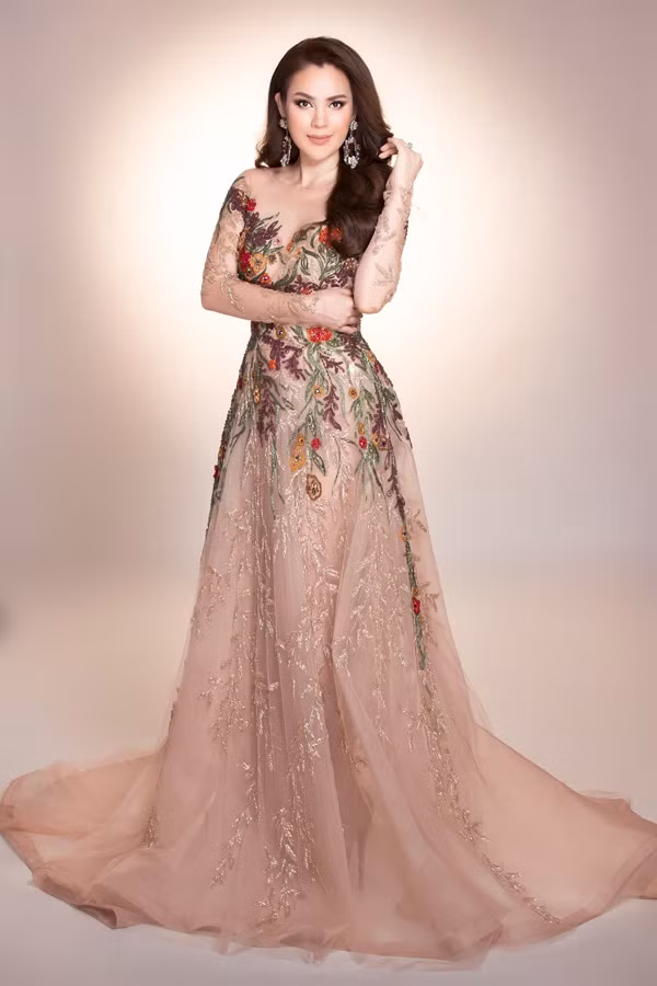 Phương Lê vừa thực hiện bộ ảnh mới với trang phục dạ hội thêu đính cầu kỳ.