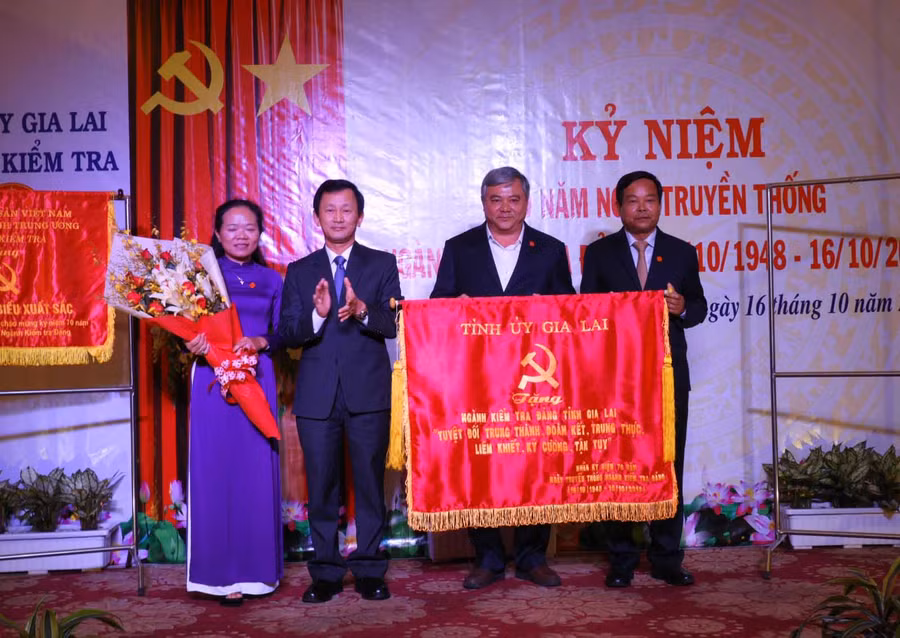 Bí Thư Tỉnh ủy Dương Văn Trang trao bức trường của Tỉnh ủy Gia Lai cho Ngành kiểm tra Đảng tỉnh . Ảnh: Thanh Nhật