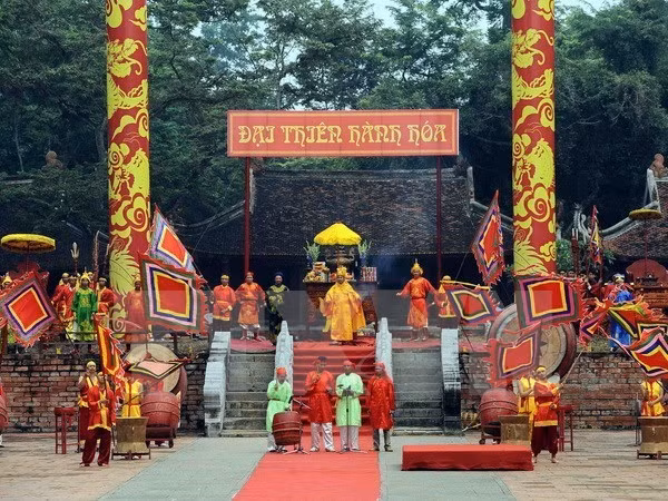 Ảnh tư liệu: Biểu diễn nghệ thuật tái hiện cảnh Vua Lê đánh thắng giặc ngoại xâm tại lễ hội Lam Kinh năm 2015. (Ảnh: Minh Đức/TTXVN)