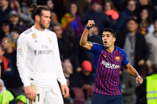 Luis Saurez khiến Gareth Bale lu mờ trong trận siêu kinh điển. Ảnh: La Liga.