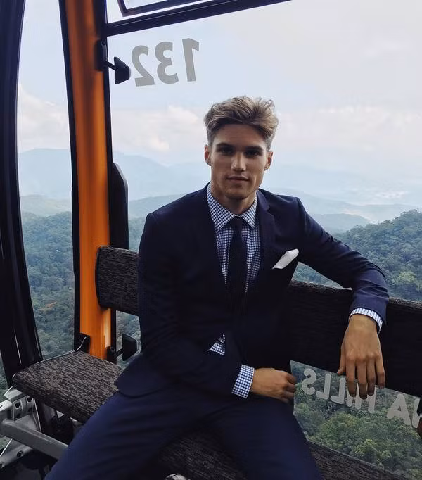  Tiếp đó, họ đi cáp treo lên Bà Nà, trong ảnh là Nick Truelove. 