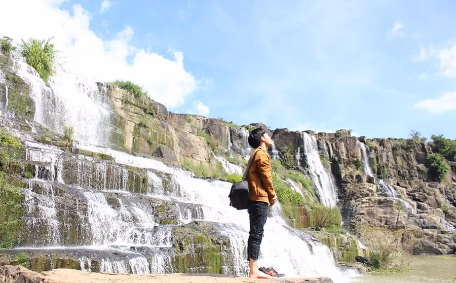 Những người trẻ thường đến đây vào mùa thác có nhiều nước để tìm cảnh đẹp
