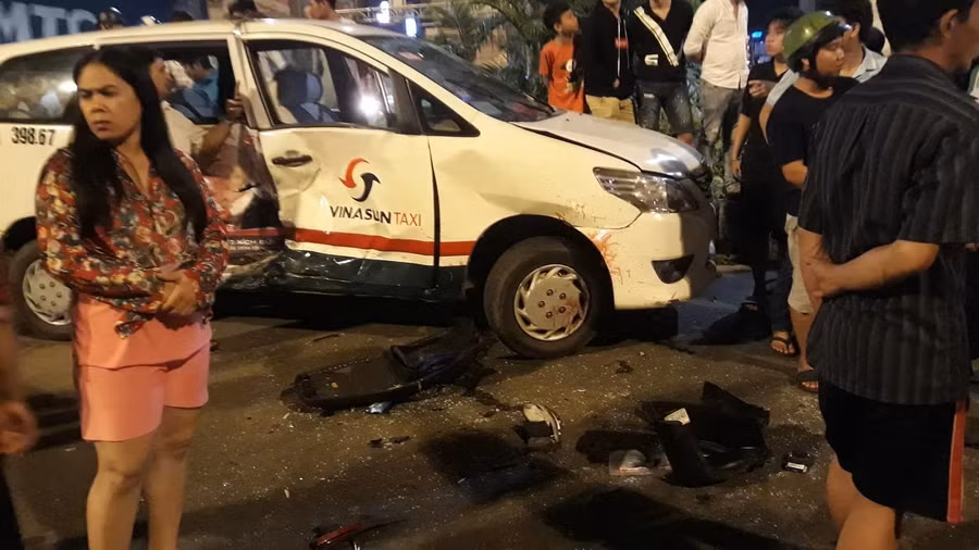 Xe taxi của hãng Vinasun bị xe BMW tông trúng dập nát phần thân, tài xế bị thương nặng được đưa đi cấp cứu