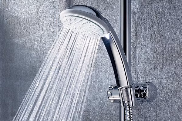 Trong lúc tắm nên kết hợp với muối tắm sẽ tốt hơn cho làn da