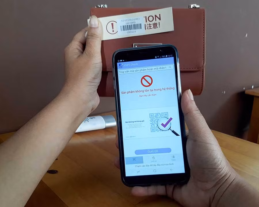  Người tiêu dùng có thể nhận diện hàng giả sau khi quét mã QR. Ảnh: T.D