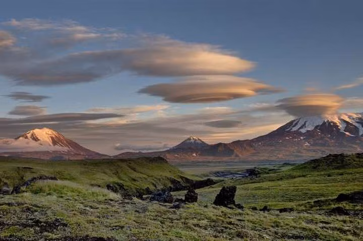  Những đám mây trông như những chiếc đĩa bay trên bán đảo Kamchatka, Nga.