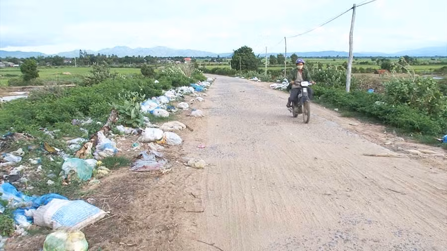  Rác thải gây ô nhiễm môi trường trên đường vào trung tâm xã Ia Ma Rơn (huyện Ia Pa). Ảnh: H.Đ