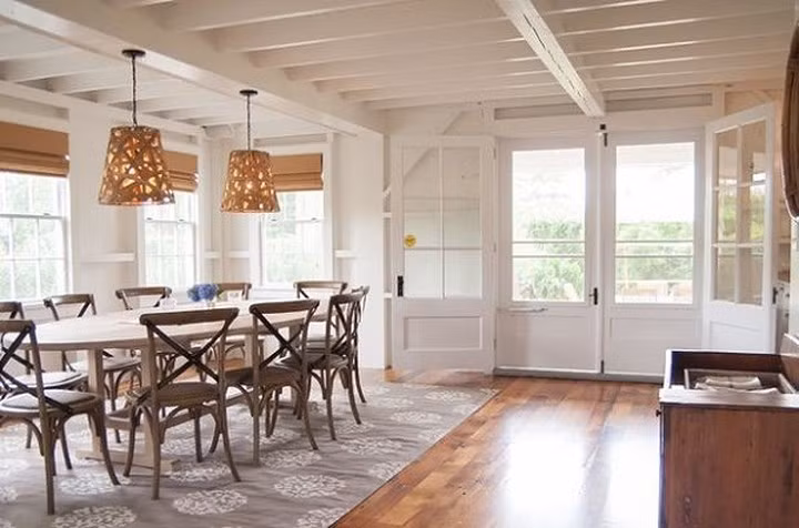 Tấm thảm phòng ăn nên có kích thước lớn hơn bàn ăn khoảng 60cm ở mọi phía để khi chúng ta kéo ghế ra sẽ không bị hụt. Ngoài ra, tấm thảm rộng hơn một chút cũng là một ý tưởng hay