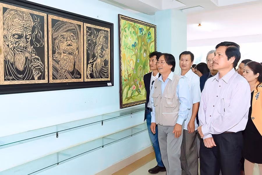  Triển lãm mỹ thuật là một trong những hoạt động được Hội Văn học Nghệ thuật Gia Lai tổ chức nhằm phát huy sự sáng tạo của hội viên. Ảnh: Đức Thụy