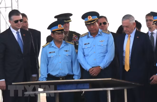 Ngài James Mattis, Bộ trưởng Bộ Quốc phòng Hoa Kỳ xem bản đồ khu vực ô nhiễm dioxin tại sân bay Biên Hòa. (Ảnh:Hoàng Hải/TTXVN)