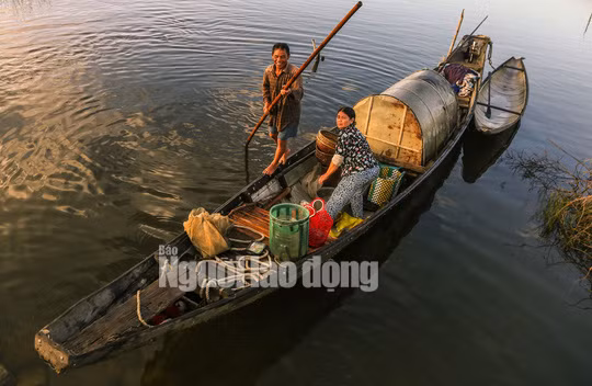  Bình minh đỏ rực trên phá Tam Giang