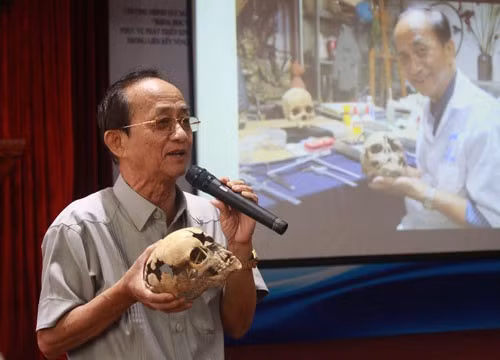  PGS-TS Nguyễn Lân Cường giới thiệu chiếc sọ bé gái 4 tuổi tìm thấy trong hang động núi lửa Krông Nô Ảnh: Như Lai