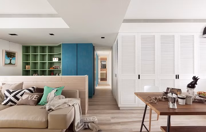 Giá sách màu xanh lá cây nổi bật giữa những bức tường sơn trắng hiện đại, làm giảm cảm giác đơn điệu cho căn phòng. Giá sách màu xanh lá cây nổi bật giữa những bức tường sơn trắng hiện đại, làm giảm cảm giác đơn điệu cho căn phòng.